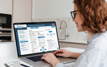 Mujer con gafas y portátil estudiando en plataforma e-learning de seguros para Campus Asegurador.