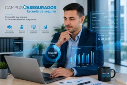 Profesional analizando estadísticas financieras y KPIs mediante interfaz digital con logotipo de Campus Asegurador.