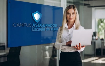 Asesora seguros rubia camisa blanca sosteniendo laptop frente logotipo azul Campus Asegurador Escuela de seguros.