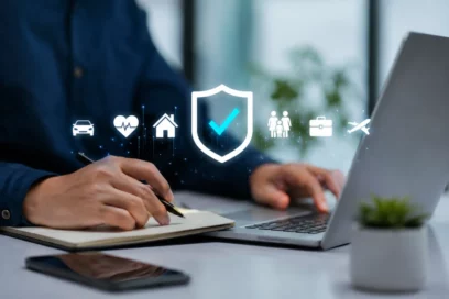 Tablet con iconos de protección logística, seguridad y finanzas de Campus Asegurador, escuela técnica de seguros.
