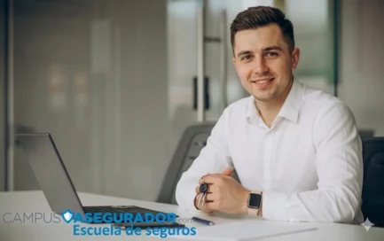 Hombre profesional en oficina con laptop y logotipo de Campus Asegurador, centro de formación especializada en seguros.