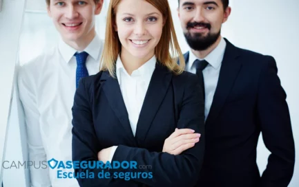 Iconos de seguro de coche, hogar y familia sobre tablet sostenida por manos. Logotipo de Campus Asegurador.