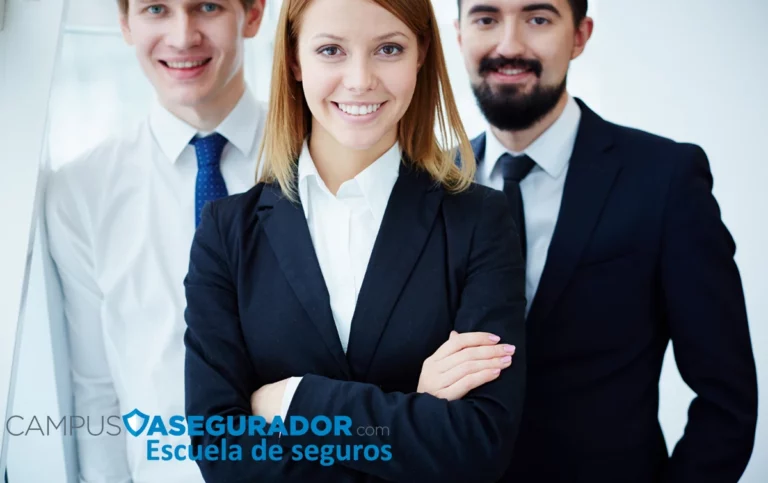 Iconos de seguro de coche, hogar y familia sobre tablet sostenida por manos. Logotipo de Campus Asegurador.