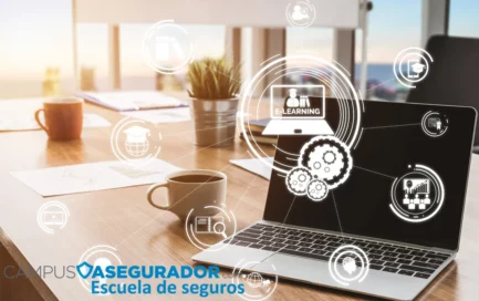 Portátil con iconos de e-learning y logotipo de Campus Asegurador en un entorno de oficina profesional.