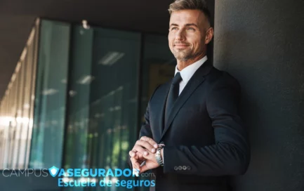 Ejecutivo con traje y reloj en entorno corporativo moderno con marca Campus Asegurador Escuela de Seguros.