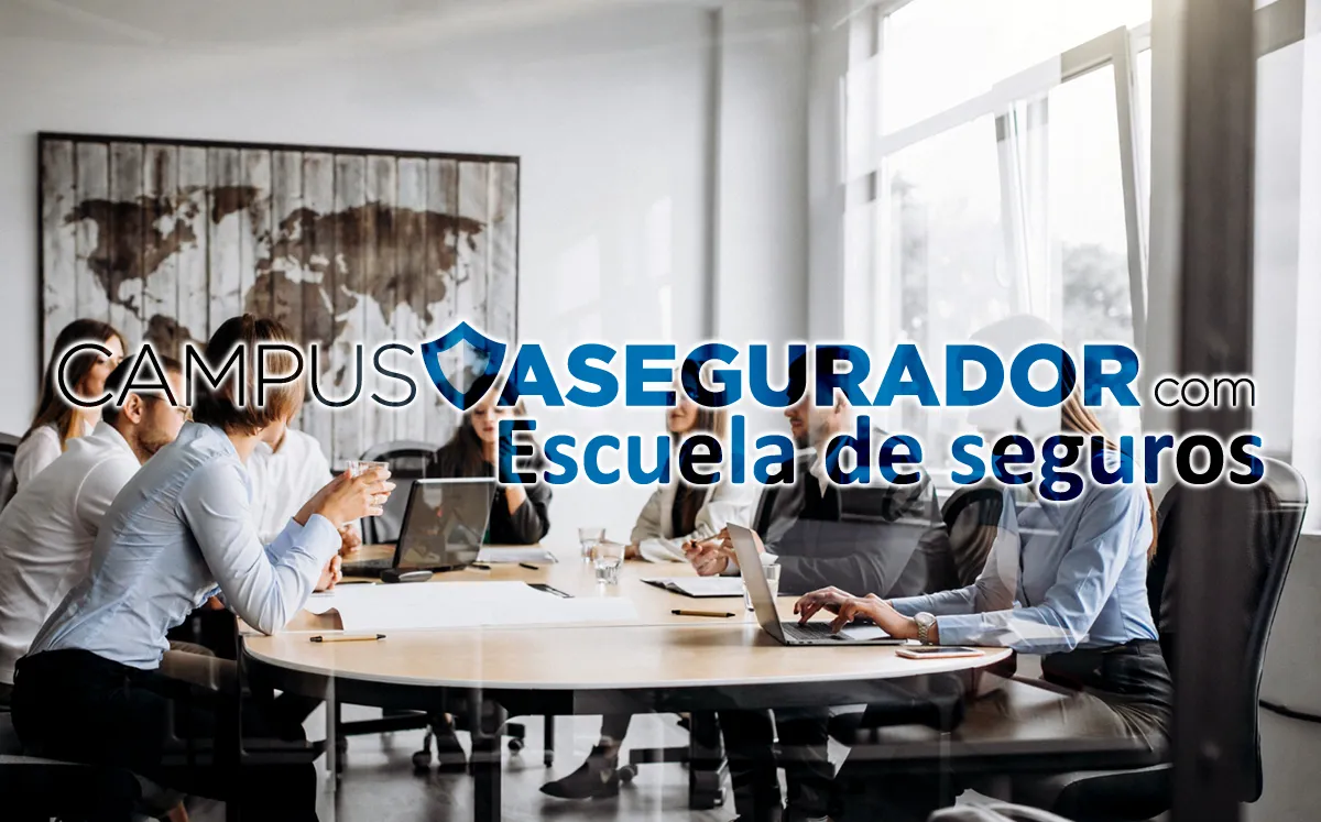 Logo Campus Asegurador y Escuela de Seguros sobre equipo profesional en reunión corporativa con laptops y mural mapamundi.