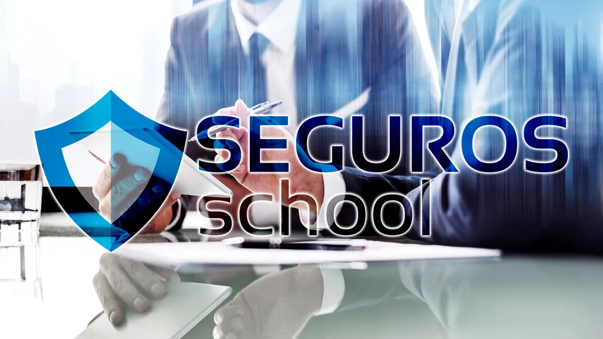 Logotipo Seguros School con escudo azul frente a profesionales del sector asegurador analizando datos en entorno de oficina.