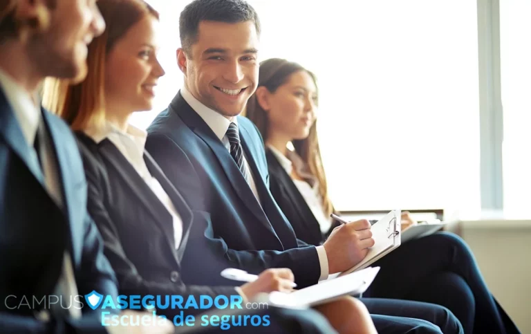 Formación Profesional en Seguros | Campus Asegurador Profesionales en traje asisten a clase de seguros en Campus Asegurador, tomando notas en ambiente corporativo iluminado.