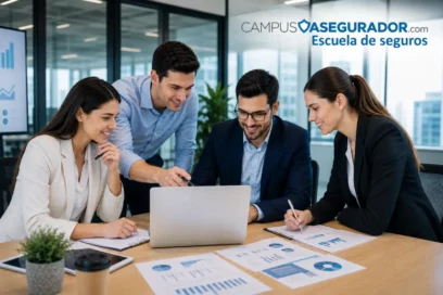 Profesionales analizando datos en portátil para formación en seguros de Campus Asegurador.
