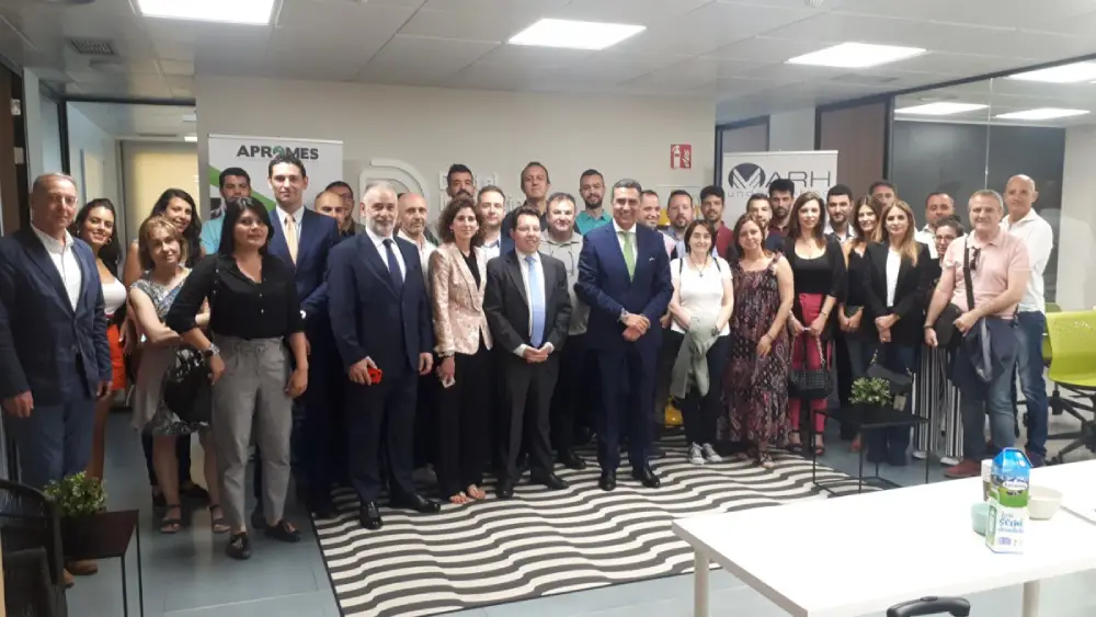 Profesionales del sector seguros APROMES y MARH Underwriting reunidos durante jornada corporativa en oficina técnica.