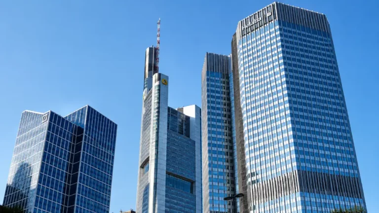 Rascacielos de Frankfurt: Arquitectura Financiera Alemana Rascacielos modernos del distrito financiero de Frankfurt destacando la Commerzbank Tower bajo cielo azul despejado.