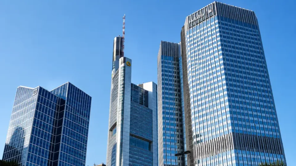 Rascacielos modernos del distrito financiero de Frankfurt destacando la Commerzbank Tower bajo cielo azul despejado.