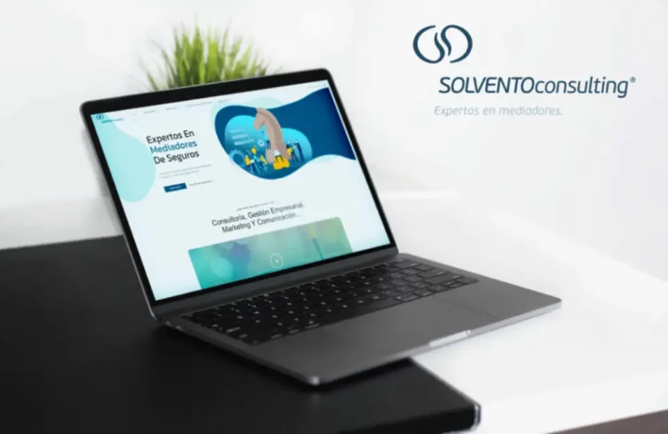 Laptop con sitio web de Solvento Consulting, especialistas en asesoría estratégica para mediadores de seguros.
