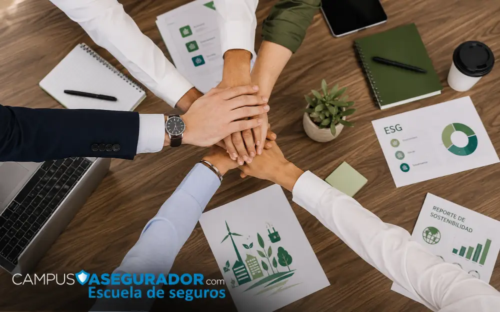Manos unidas de profesionales sobre escritorio con logo Campus Asegurador y elementos gráficos de sostenibilidad global.