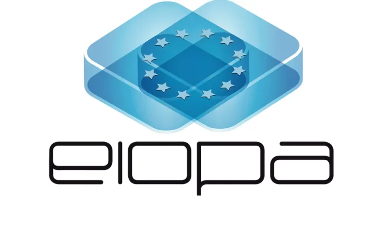 Logotipo EIOPA: Autoridad Europea de Seguros y Pensiones Logotipo oficial de EIOPA con isotipo isométrico azul, círculo de estrellas y tipografía corporativa negra.