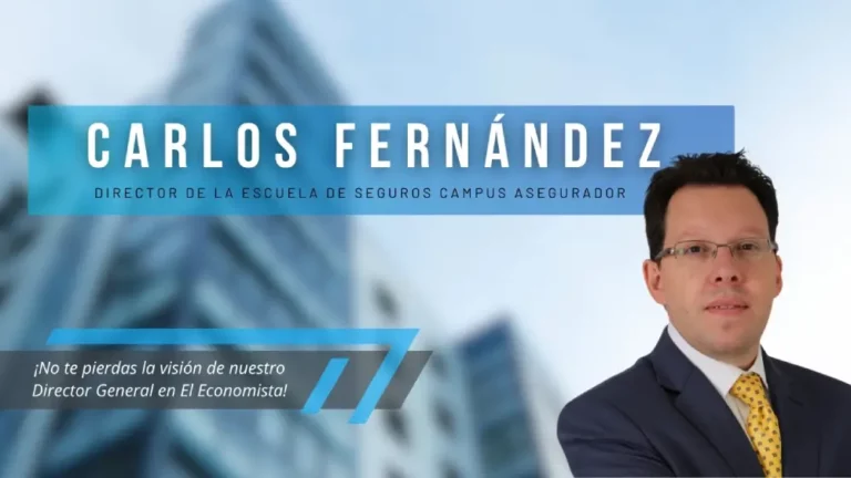 Carlos Fernández | Director de la Escuela de Seguros Carlos Fernández, Director de Escuela de Seguros, promocionando su visión editorial en El Economista sobre fondo de oficinas.